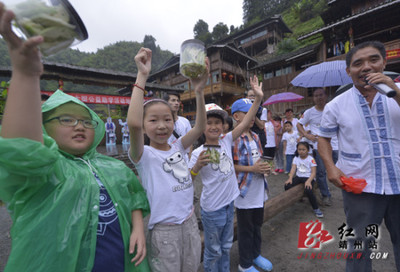 靖州苗寨暑期親子游火爆 上演真實版“爸爸去哪兒”_新浪新聞