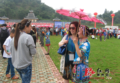 最炫民族風:苗家阿妹點“靚”靖州楊梅節