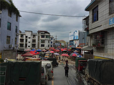 靖州縣玉麟庵農(nóng)貿(mào)市場私搭亂建問題亟待解決